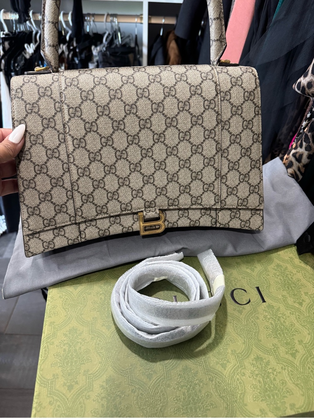 Gucci Beige Brown GG Supreme Top Handle Bag with Gold Hardware - Picture 4 of 6